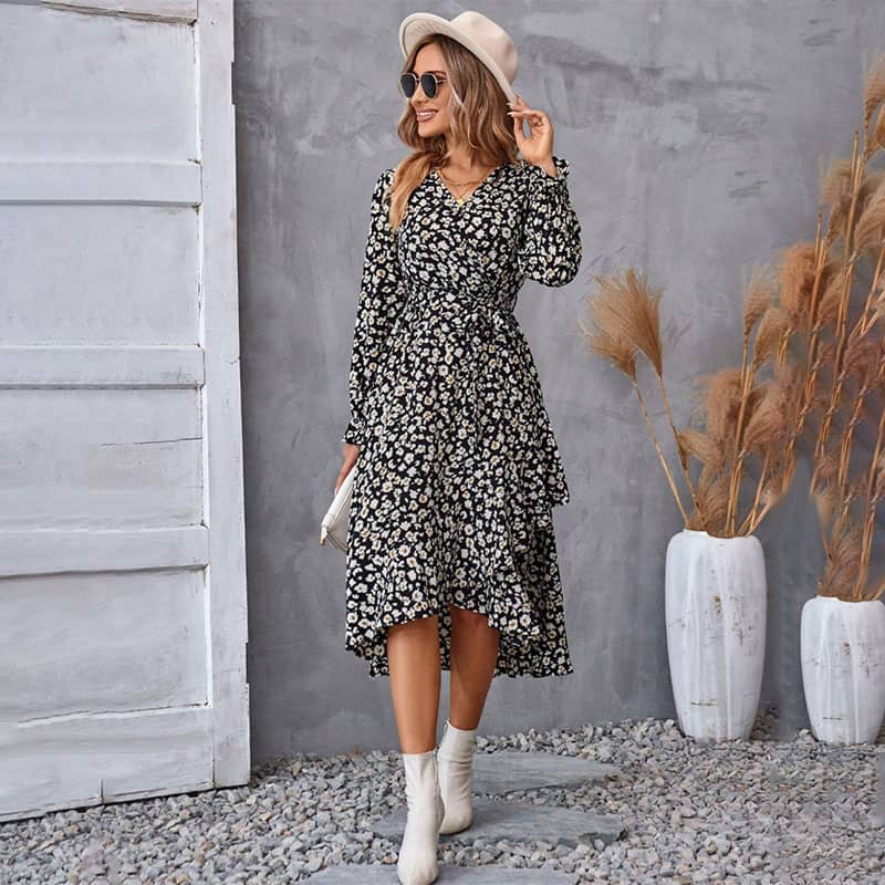 Robe à encolure en V avec ourlet floral irrégulier et fronceur de taille
