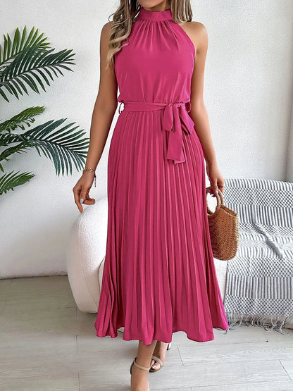 Robe élégante avec col montant et lien à la taille