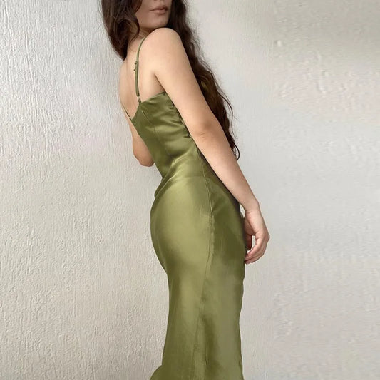 Robe en satin pour femme - Sexy et sophistiquée.