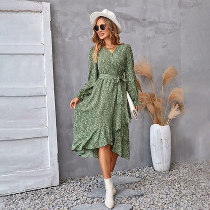 Robe à encolure en V avec ourlet floral irrégulier et fronceur de taille
