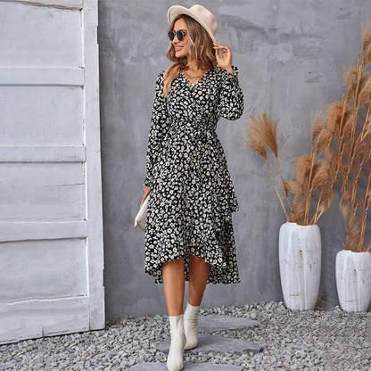 Robe à encolure en V avec ourlet floral irrégulier et fronceur de taille